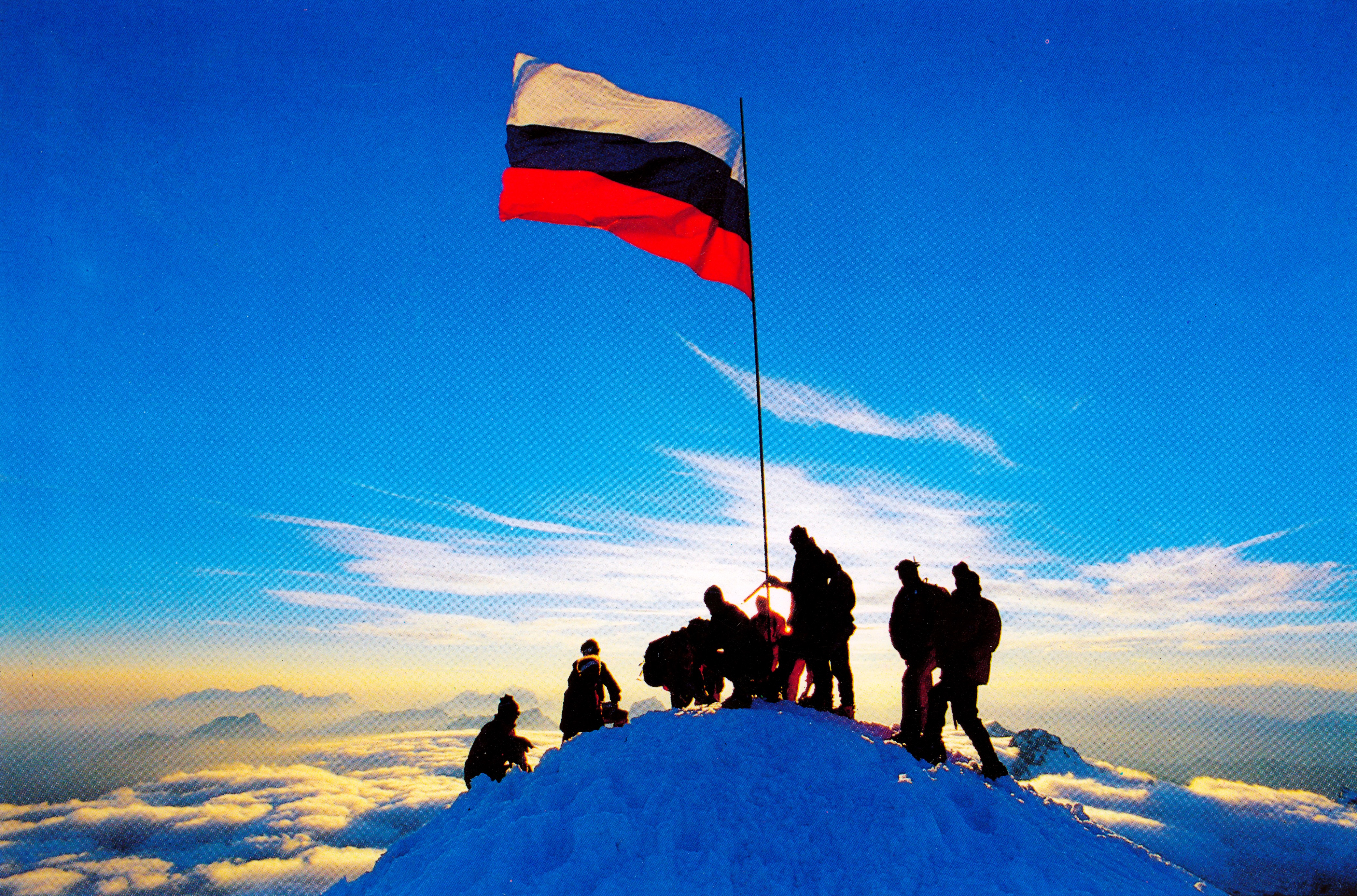 triglav_razvitje_zastave_1991_foto_joco_znidarsic