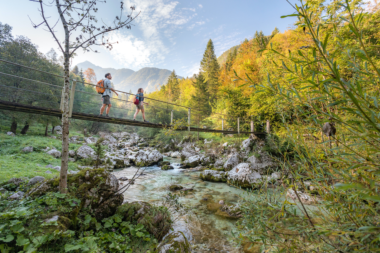 Pohodniška pot Alpe Adria vodi ob mladi in razigrani Soči (foto slovenia.info, Jošt Gantar)