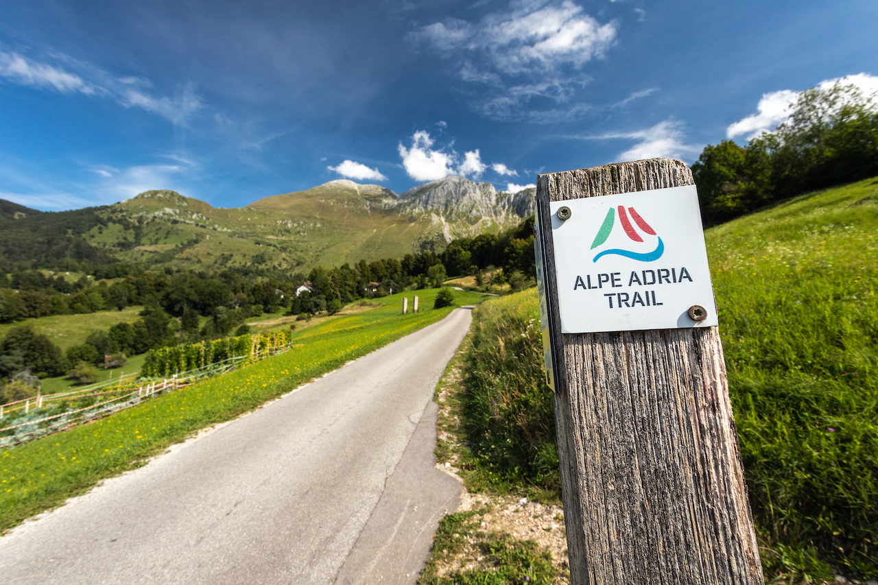 Daljinska pohodniška pot Alpe Adria v 43 etapah in približno 750 km povezuje avstrijsko Koroško, Slovenijo in Furlanijo-Julijsko krajino (foto slovenia.info, Jošt Gantar)