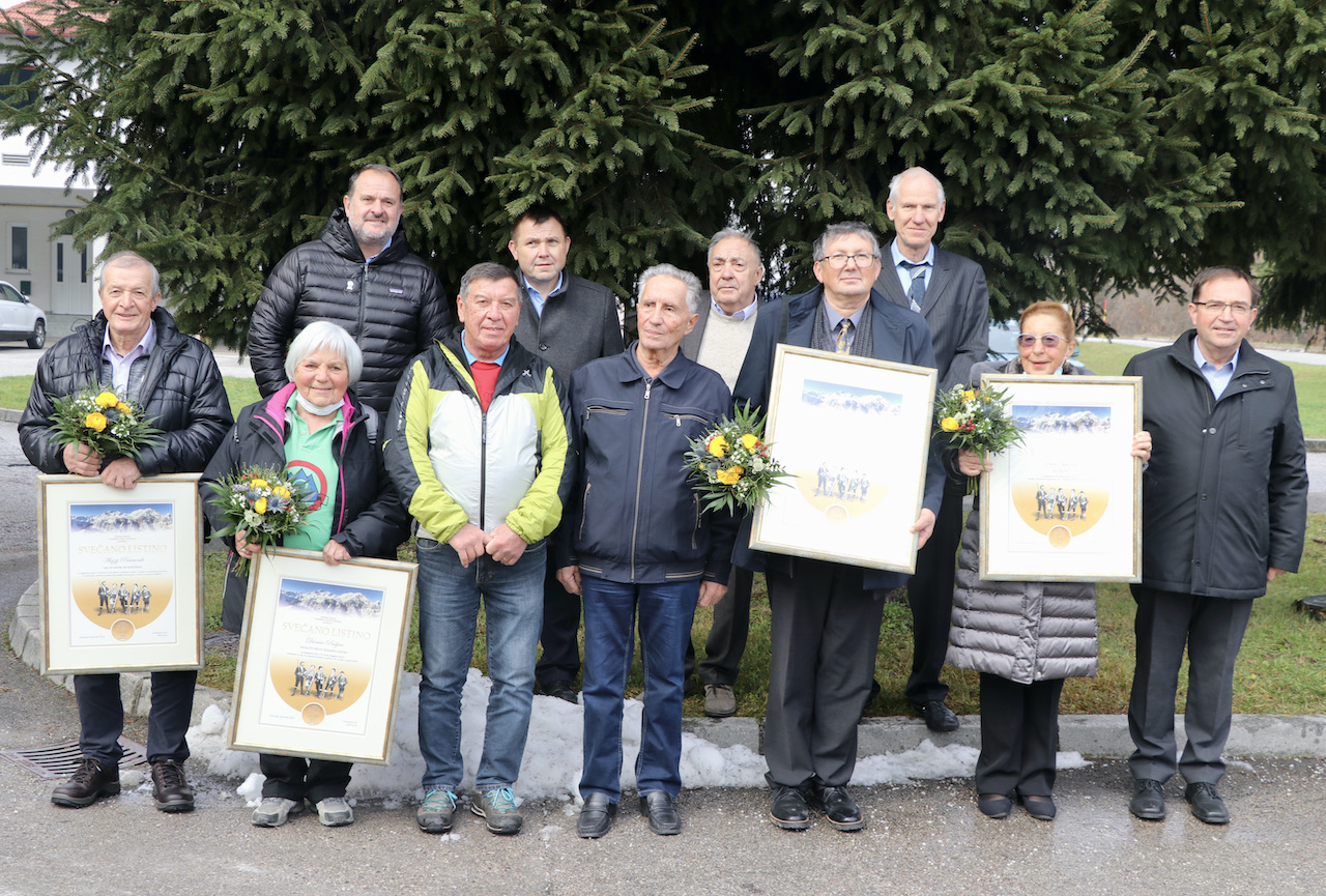 Prejemniki svečanih listin PZS, najvišjih priznanj Planinske zveze Slovenije, za leto 2021 z vodstvom PZS (foto Manca Ogrin)