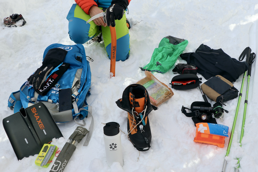 Za obisk gora pozimi potrebujemo popolno zimsko opremo (foto Manca Ogrin)
