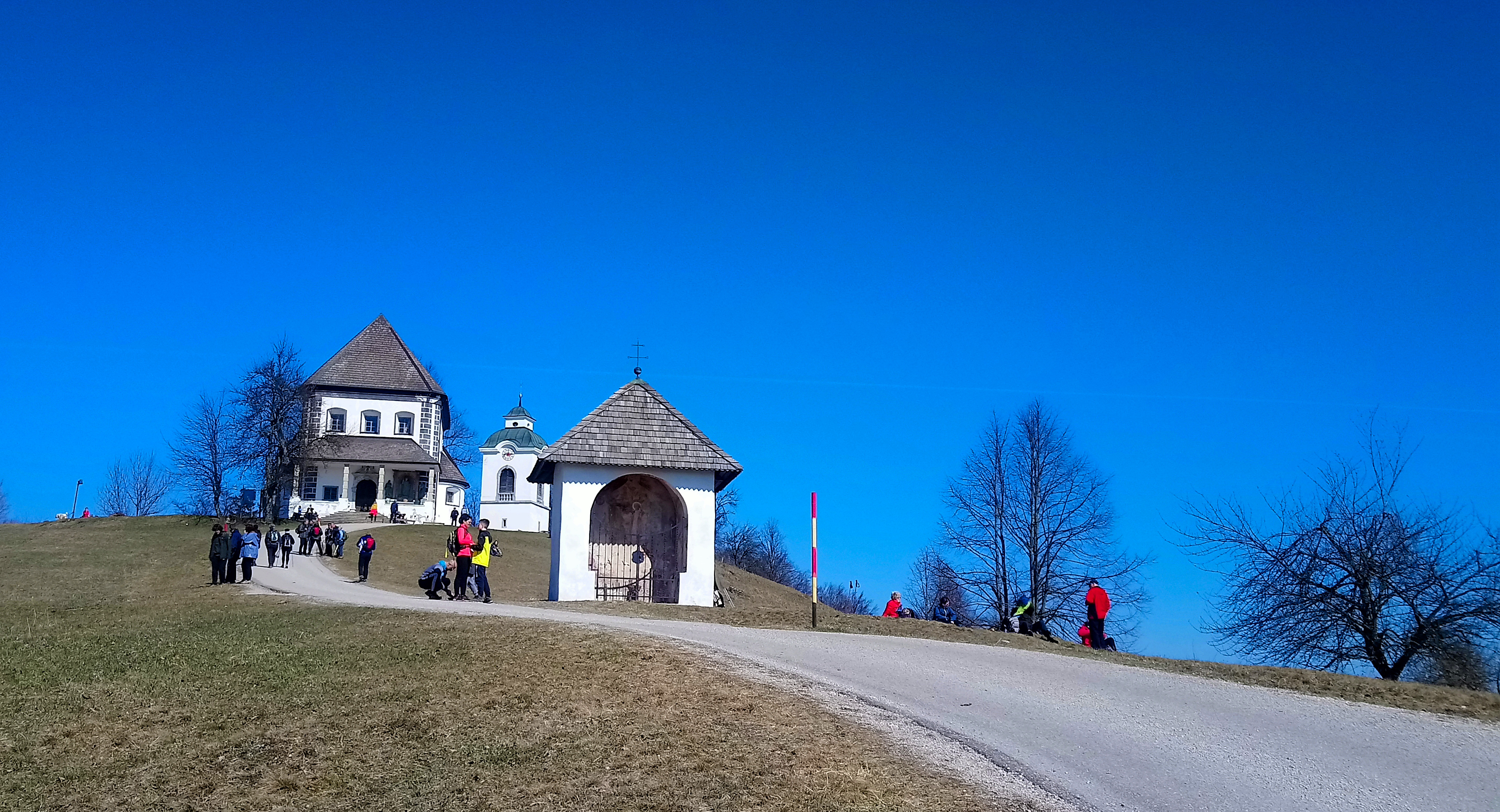 03_Limbarska_gora__z_znamenito_romarsko_cerkvijo_Svetega_Valentina