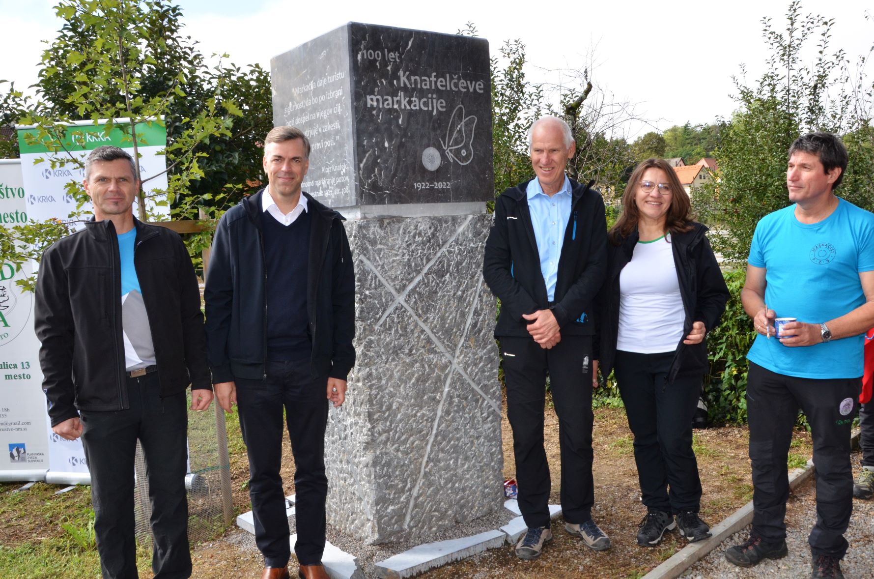 Od leve stojijo: predsednik PD Krka Novo mesto Boštjan Grobler, župan MO Novo mesto Gregor Macedoni, predsednik PZS Jože Rovan, predstavnica Krke, d. d., Novo mesto Ljudmila Kastelec in vodja odbora za planinske poti MDO Dolenjske in Bele Krajine Mladen Živković (Foto: Zdravko Damjanovič - Somy)