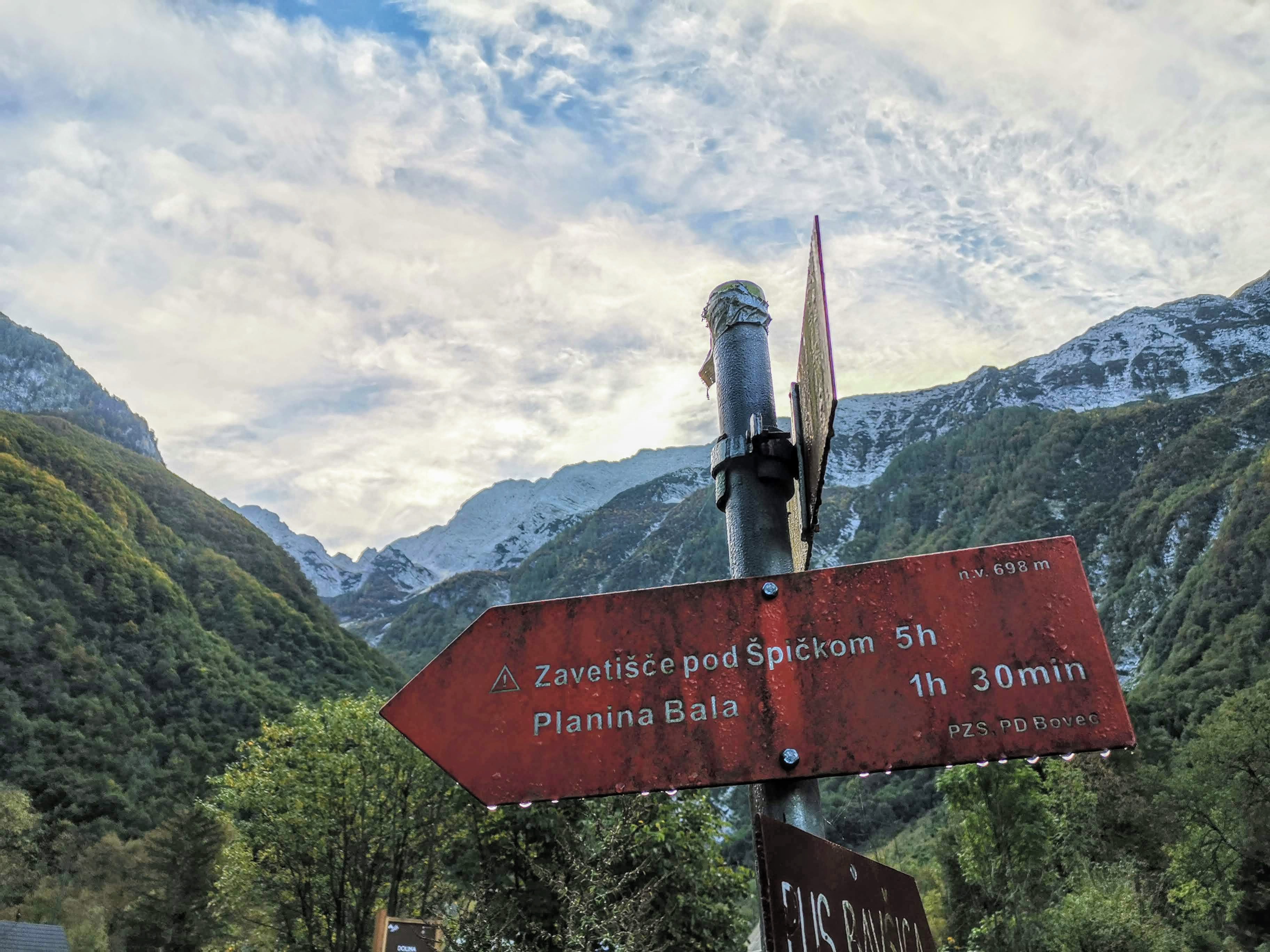 Markacisti vzdržujemo vseh 10.000 kilometrov planinskih poti prostovoljno. (Foto: Matjaž Šerkezi)