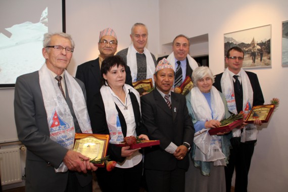 Prejemniki častnih priznanj nepalske države in Planinske zveze Nepala skupaj s častnim konzulom Nepala v Sloveniji mag. Aswinom Shrestho in predsednikom Planinske zveze Nepala Zimbe Zangbu Sherpe