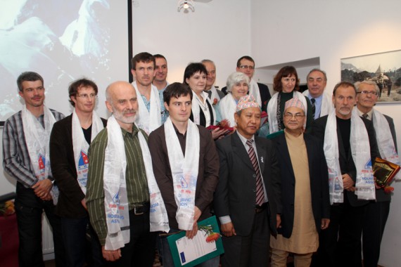 Vsi prejemniki priznanj s častnim konzulom Nepala v Sloveniji mag. Aswinom Shrestho in predsednikom Planinske zveze Nepala Zimbe Zangbu Sherpe