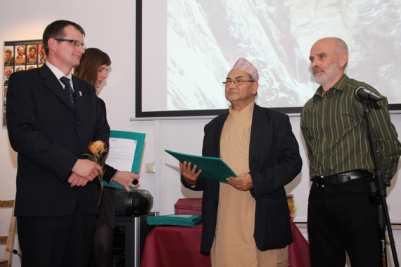 Alpinist Andrej Štremfelj (desno) ob prejemu priznanja