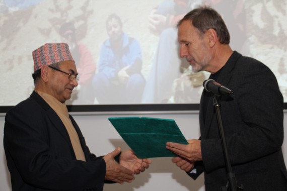 Alpinist Viki Grošelj (desno) ob prejemu priznanja iz rok častnega konzula Nepala v Sloveniji mag. Aswina Shresthe