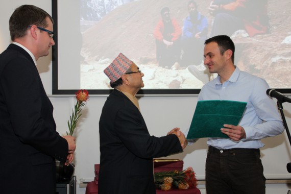 Alpinist Gregor Lačen (desno) ob prejemu priznanja