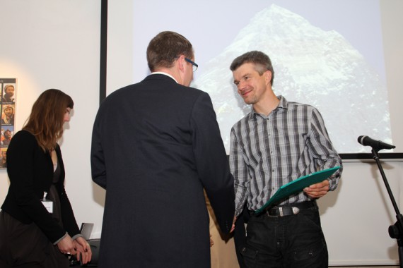 Alpinist Tomaž Jakofčič (desno) ob prejemu priznanja