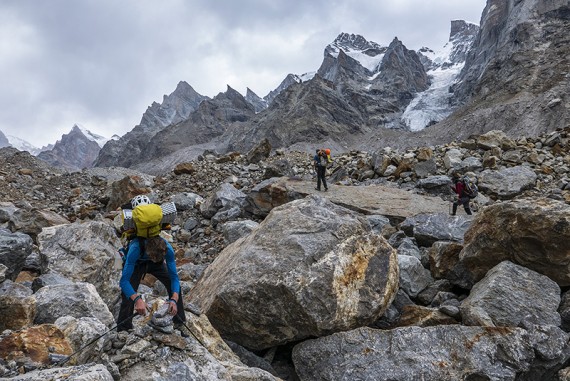 Raziskovanje dostopa do vznožja vzhodnih sten Cerro Kishtwarja in Chomochiorja