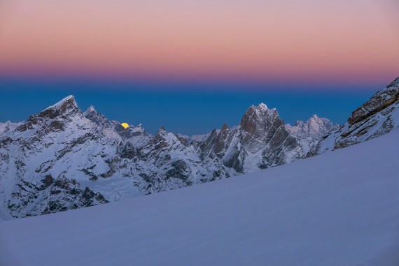 Mrzlo in jasno jutro po sneženem prenočevanju na širokem sedlu med Cerro Kishtwarjem in Chomochiorjem