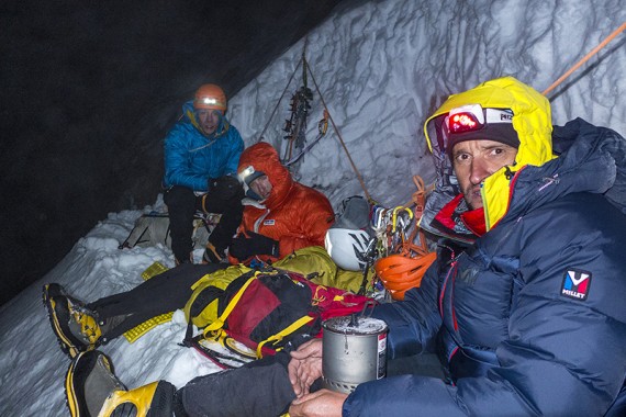 Kratka noč na v strm sneg izkopani polici v severni steni Cerro Kishtwarja