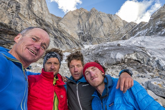 Alpinisti, zadovoljni ob vznožju vzhodne stene Cerro Kishtwarja