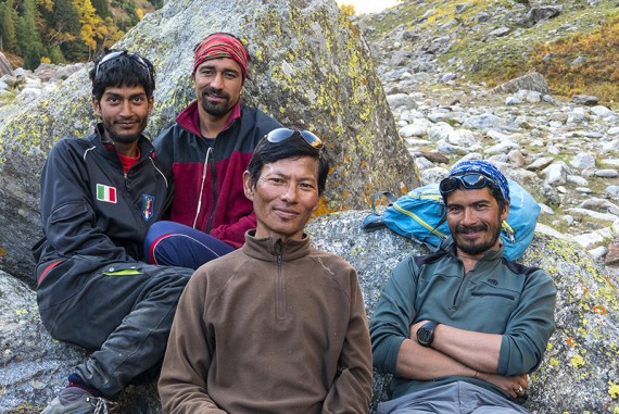 Indijski del ekipe: zvezni oficir Mohan Lhak in kuharjev pomočnik Bhupender Kumaar Thakur - Betoo (oba Indija), kuhar Amer Gurung (Nepal) in vodnik Bagwal Thakur (Indija)