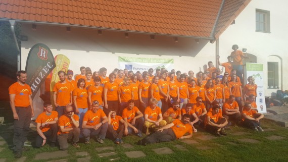 Skupinska fotografija udeležencev prvega srečanja mednarodnega projekta Plezanje za vse na Češkem