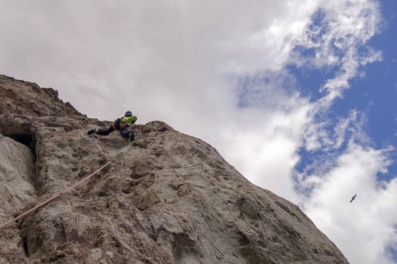 Matej Balažic med plezanjem nad Chaltenom