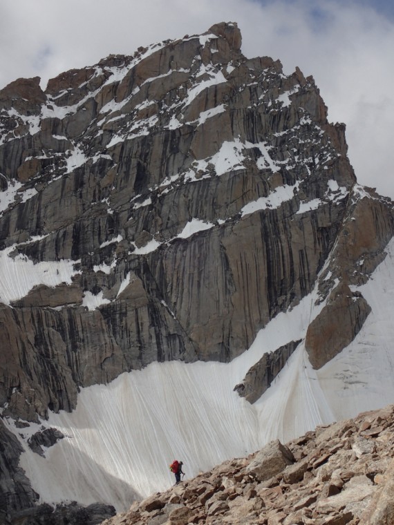 Matjaž Dušič na južnih pobočjih Remalaye (6278 m), v ozadju P5820m.