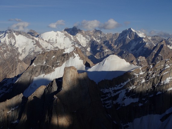 Gore nad dolinama Chhoge Tokpo in Gompe Tokpo, spredaj Jamyang Ri (5800 m)