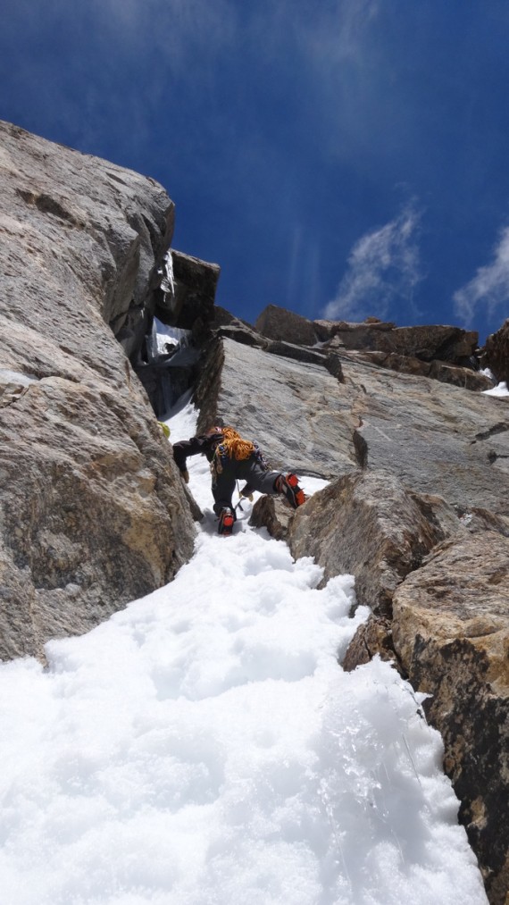 Tomaž Žerovnik se približuje grebenskemu oknu pod vrhom Remalaye (6278 m)