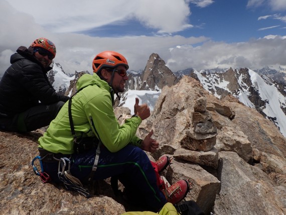 Tomaž Žerovnik in Matjaž Dušič na vrhu Remalaye (6278 m), skalni vrh v ozadju je Chakdor Ri (6193 m)