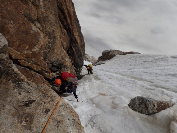 Plezanje v jugovzhodnem stebru Chakdor Ri (6193 m) smo začeli po snežni rampi.