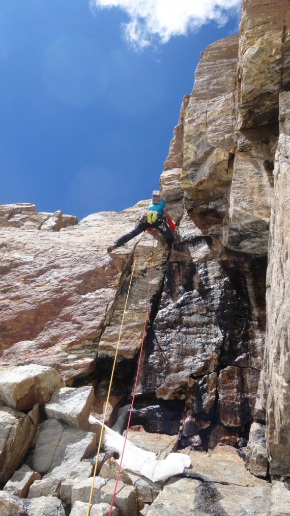 Matija Jošt – Matic na začetku skalnega dela v smeri »Treasure of Zanskar« v jugovzhodni steni Chakdor Ri (6193 m).