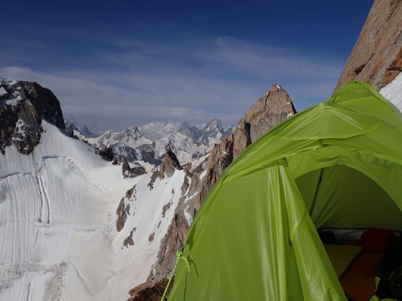 Šotorček  v smeri »Treasure of Zanskar« v jugovzhodni steni Chakdor Ri (6193 m). Zadaj Cerro Kisthwar in Chomochior