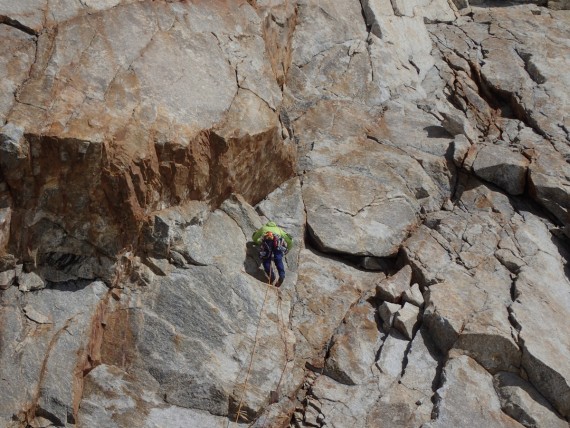 Matjaž Dušič na začetku zgornjega dela smeri »Treasure of Zanskar« v jugovzhodni steni Chakdor Ri (6193 m).