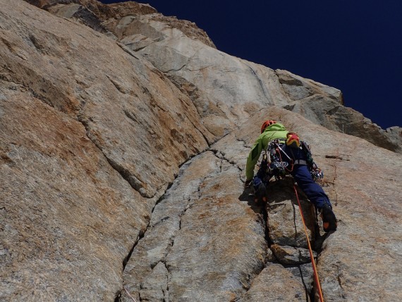 Matjaž Dušič pleza v smeri »Treasure of Zanskar« v jugovzhodni steni Chakdor Ri (6193 m).