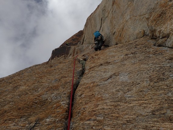 Tomaž Žerovnik v zgornjem delu smeri »Treasure of Zanskar« v jugovzhodni steni Chakdor Ri (6193 m).