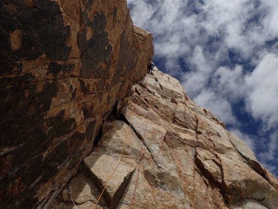 Matjaž Dušič  v slikovitem okolju v  zgornjem delu smeri »Treasure of Zanskar« v jugovzhodni steni Chakdor Ri (6193 m).