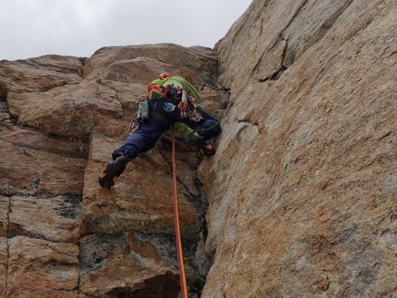 Matjaž Dušič je navdušen nad dobro skalo v  zgornjem delu smeri »Treasure of Zanskar« v jugovzhodni steni Chakdor Ri (6193 m).