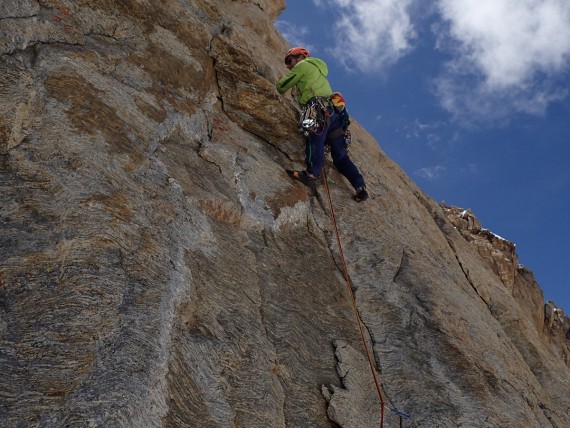 Matjaž Dušič vodi navezo v  zgornjem delu smeri »Treasure of Zanskar« v jugovzhodni steni Chakdor Ri (6193 m).