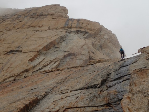 Tomaž Žerovnik se spušča po vrvi . Nad njim se boči zgornja polovica jugozahodnega stebra Chakdor Ri (6193 m). Smer »Treasure of Zanskar« poteka v desnem delu stebra. 