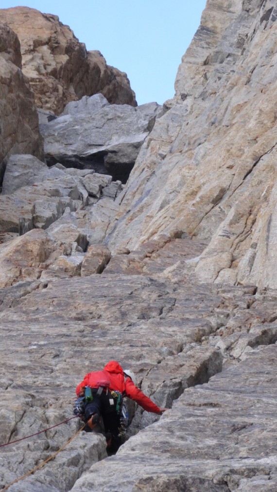Matija Jošt – Matic pleza prvi raztežaj smeri »Čunka« v zahodni steni Jamyang Ri (5800 m)