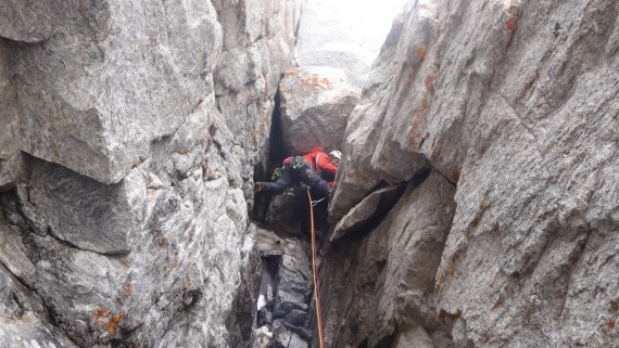 Matija Jošt – Matic pleza v spodnjem delu smeri »Čunka« v zahodni steni Jamyang Ri (5800 m)