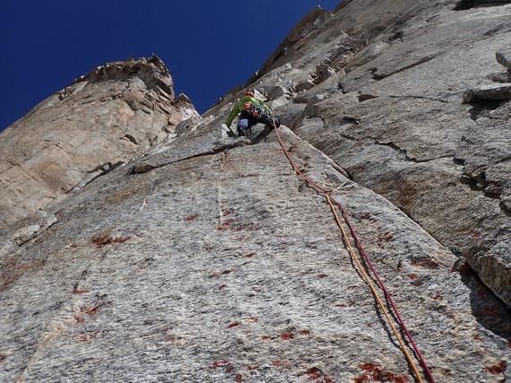 Matjaž Dušič  pleza 11 raztežaj smeri »Čunka« v zahodni steni Jamyang Ri (5800 m)
