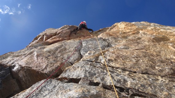 Matija Jošt – Matic v predzadnjem raztežaju smeri »Čunka« v zahodni steni Jamyang Ri (5800 m)