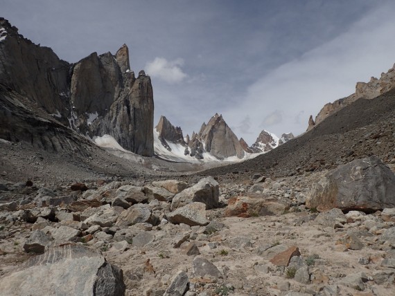 Gore nad dolino Rangtik, z leve Jamyang Ri (5800 m), Shawa Kangri (5728 m), P6085 m (aka H2) in P6095 m