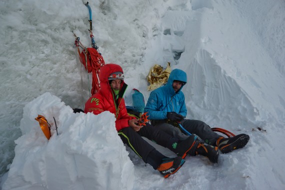 Na bivaku 3 pod zavetjem seraka na višini 6550 m