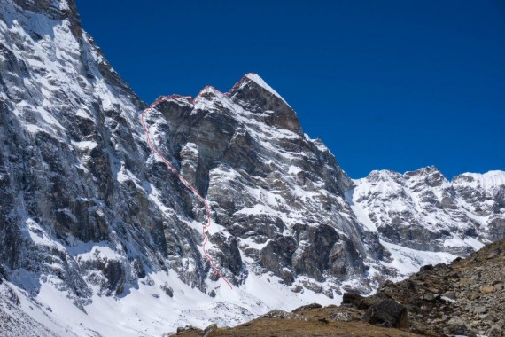 Peak 6150 m – Makedam bojsi  IV/M5, 80°/60°, 900 m