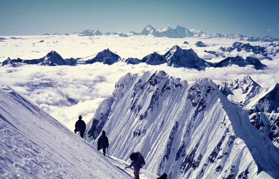 Sazonov in Dimitrov s šerpama na Kangbačnu na višini okrog 7000 metrov, zadaj na obzorju Makalu, Lotse in Everest