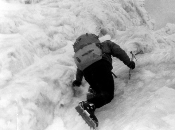 Dušan Kukovec med plezanjem v ledu