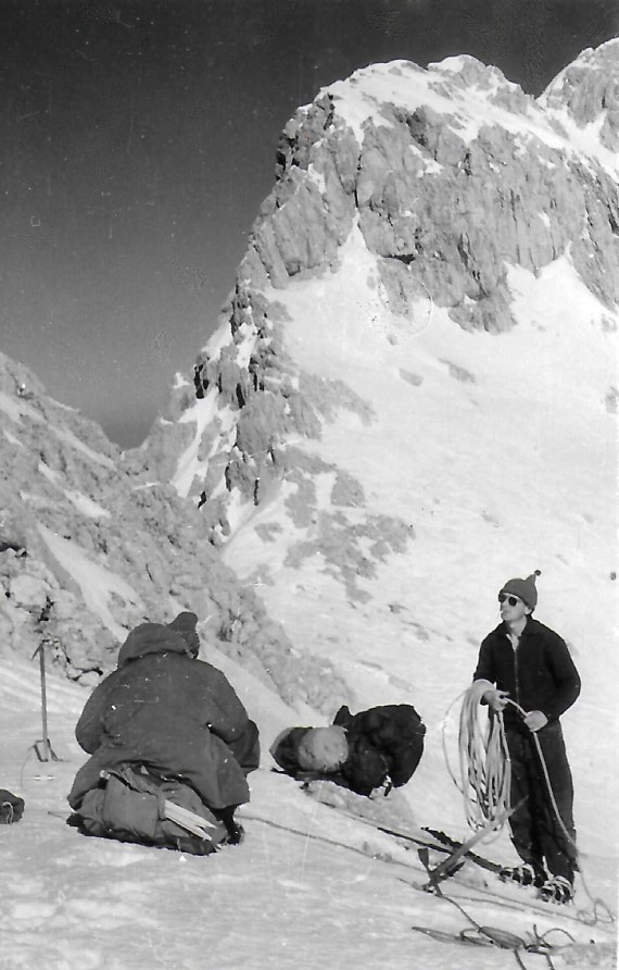 Med zimskim prečenjem Kamniško-Savinjskih Alp, ki je v tistih časih veljalo za pravi podvig, ki ga je Dušan opravil s soplezalcem Vančem Potrčem.