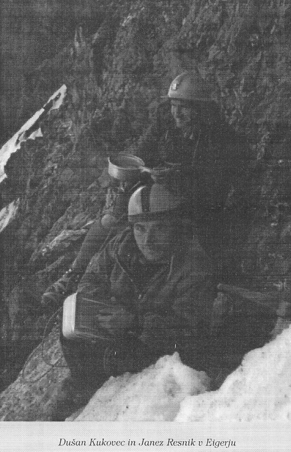 Dušan Kukovec (spredaj) in Janez Resnik, prvi bivak med plezanjem prve takrat jugoslovanske ponovitve klasične smeri v severni steni Eigerja, ki sta jo v 26 urah preplezala med 23. in 24. julijem 1969.