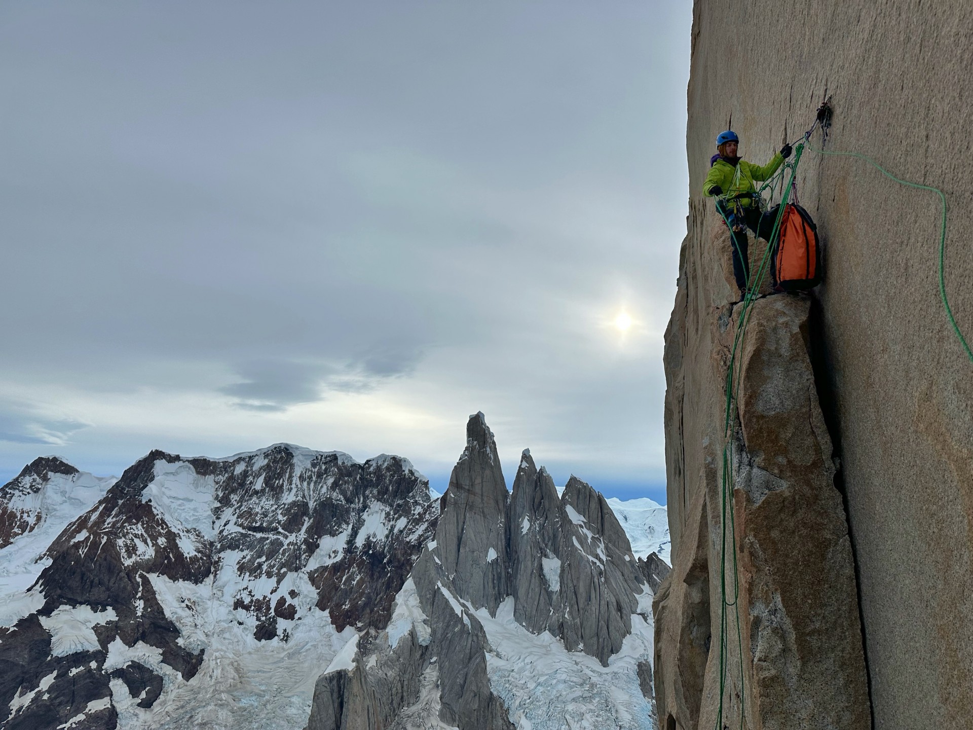 Na varovališču na sredini zahtevne prečnice v sredini smeri s pogledom na Cerro Torre