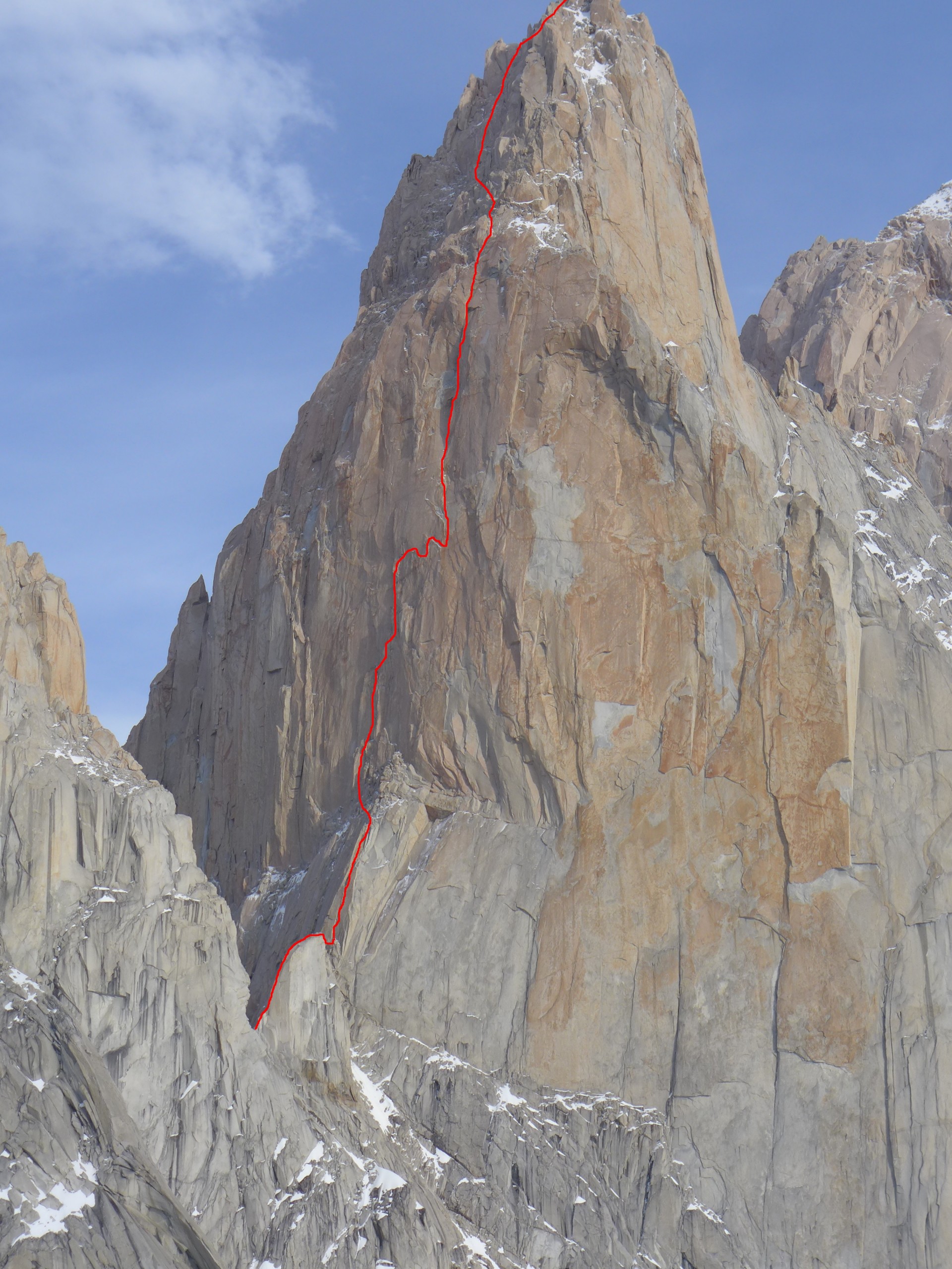 Vris prvenstvene smeri Luke Krajnca in Luke Lindiča Pot - 6c, A3, 750 m (500 m nove smeri) - v južni steni Poincenota v Patagoniji