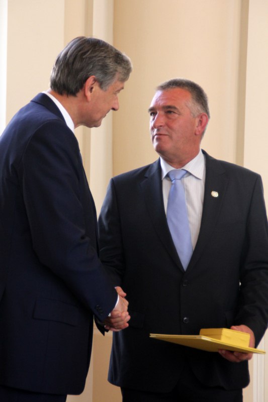 Predsednik republike dr. Danilo Türk je odlikoval Gorsko reševalno zvezo Slovenije, odlikovanje zlati red za zasluge je prevzel njen predsednik Igor Potočnik