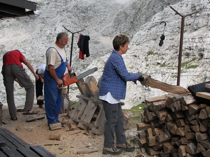 Simon Eržen pri delu na Pogačnikovem domu, foto arhiv Mateje Komac